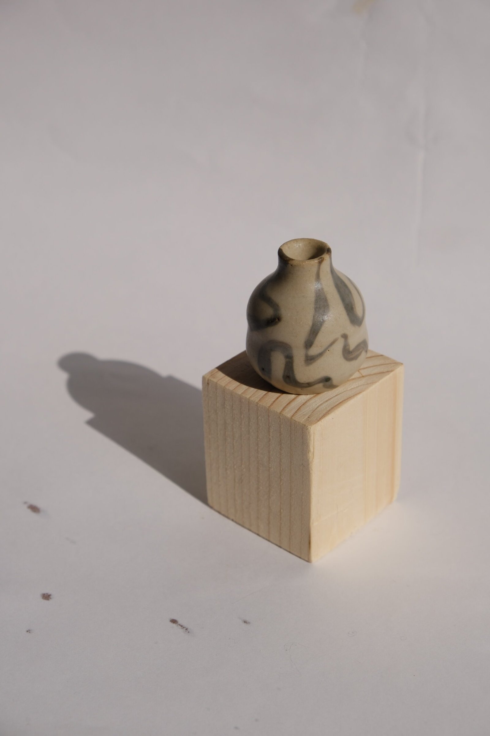 petit vase en grès blanc, engobe vert kaki